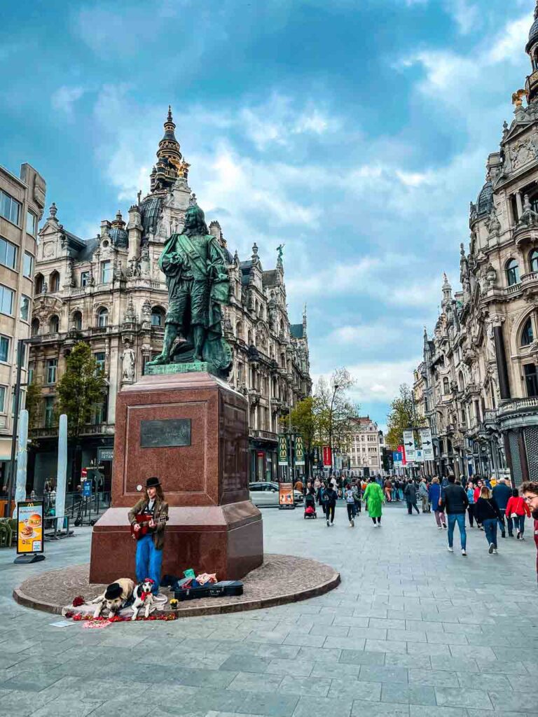 Straatmuzikant tijdens een weekendje Antwerpen met kinderen