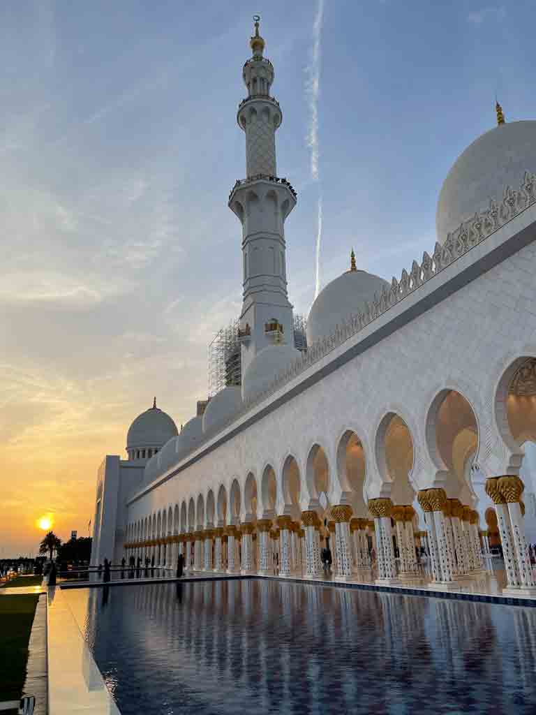Abu Dhabi is een super leuke bestemming voor een bijzondere reis met het hele gezin. Op de afbeelding zie je de sheikh zayed grand mosque die er sprookjesachtig uitziet.
