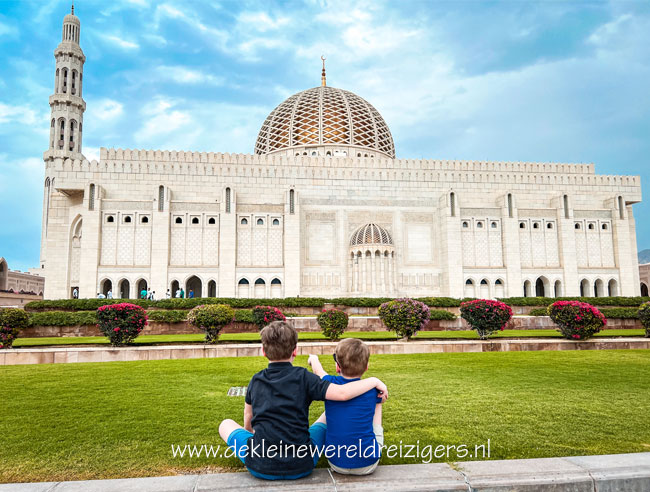 Sultan Qaboes Moskee met kinderen Muscat