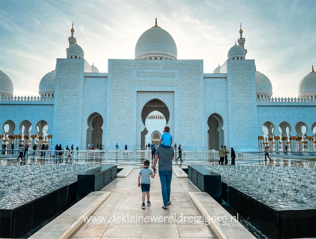 Sjeik Zayed Moskee met kinderen Abu Dhabi